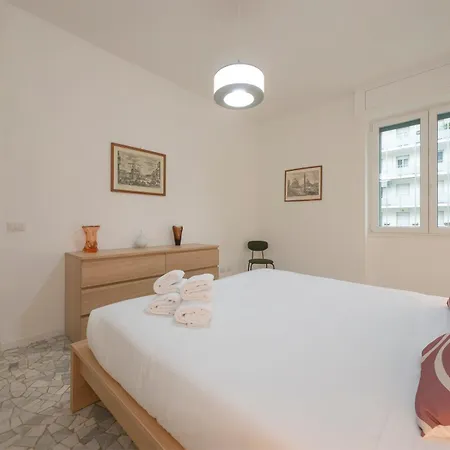 I Host - Monza 32 Mediolan